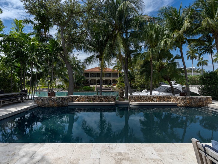 0816-Joe-Jonas-Sophie-Turner-Sell-Miami-House-photos-primary-5