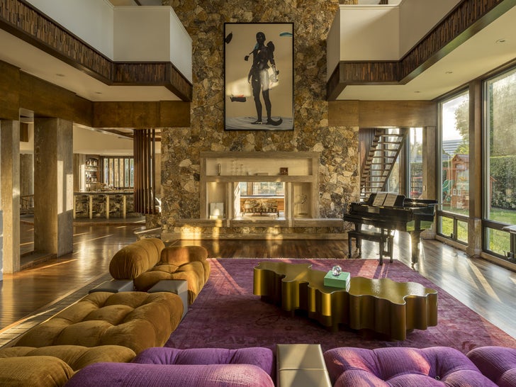 0816-Joe-Jonas-Sophie-Turner-Sell-Miami-House-photos-primary-2