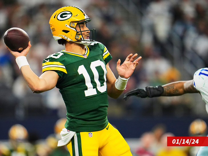 Jordan Love #10 of the Green Bay Packers passes