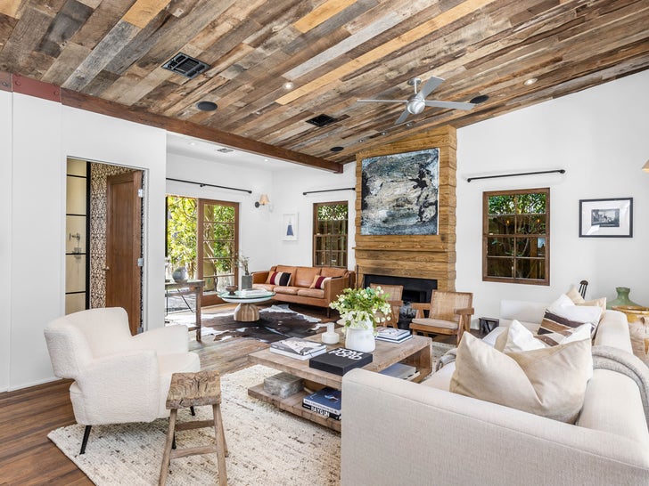 0414-Bradley-Cooper-Venice-Beach-House-Photos-primary-2