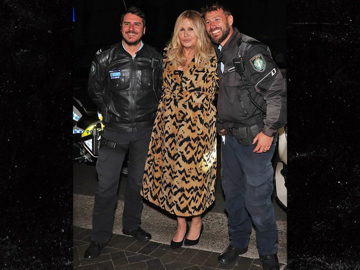 5d81bfa6b3c745978ca4f5713939d022_md Jennifer Coolidge bg 2