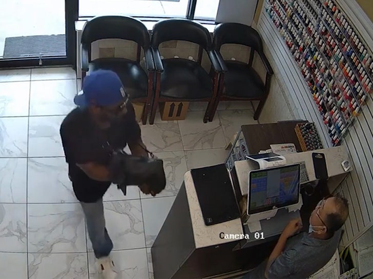 070723-ignored-robber-cashier-primary