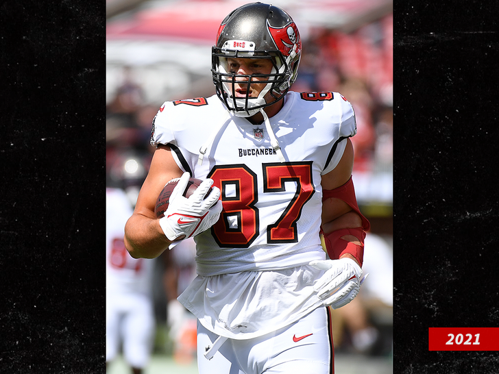 5fc5580dfd9f4a1f9a76ff4c7914e6e0_md rob gronkowski playing in 2021