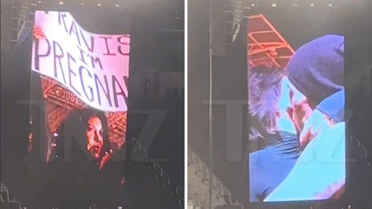 605a5a6dda97421ba3c6a08d2b04a34e_md-1 061723_travis_kourtney_kal