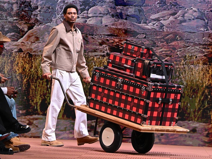 61e7a30e1da34fac9db484499fe58867_md 0117-Pharrell-Williams-Louis-Vuitton-Fashion-Runway-Cowboy-Photos-primary-3