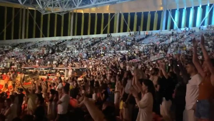 081623_the_killers_crowd_1671562