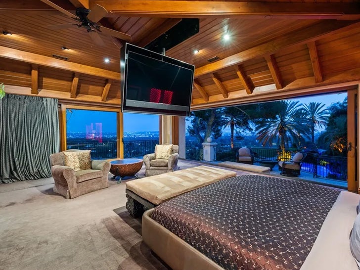 6719e9ee3a894ec69b43892592ad68df_md 0414-jeff-franklin-beverly-hills-mansion-photos-primary-4