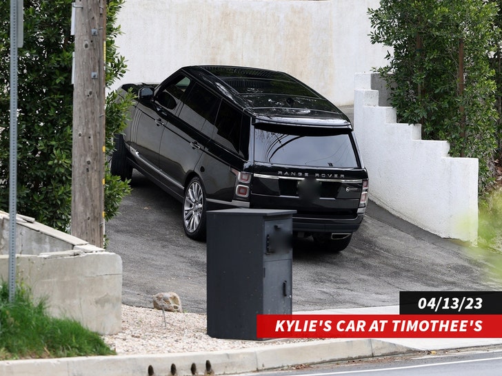 68ca22f83dc94b69b7af85b2afc0c572_md kylie jenner car