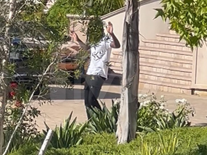 082323-polo-g-hands-primary