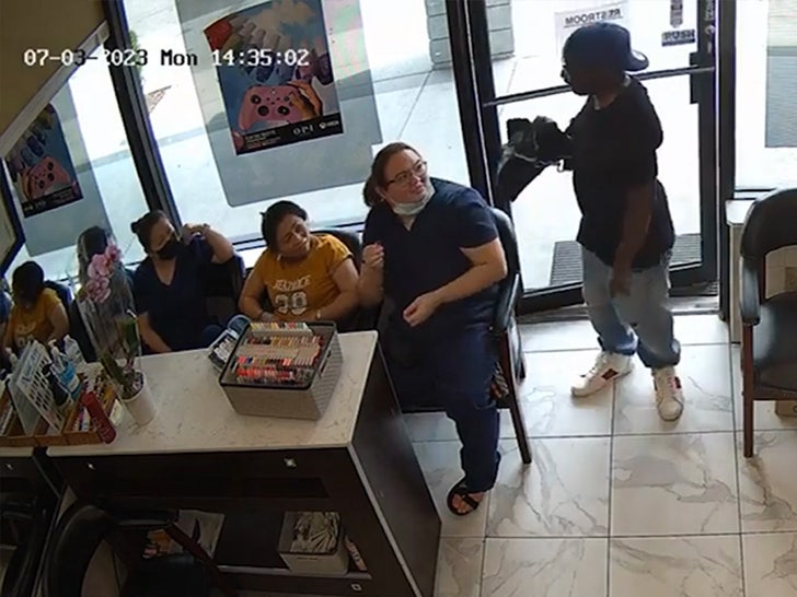 070723-ignored-robber-customers-primary-v1