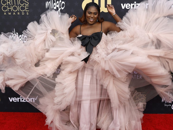 75a1a6547339487cbaf5739258e9a08e_md 0114-critics-choice-awards-arrivals-fashion-photos-primary-3