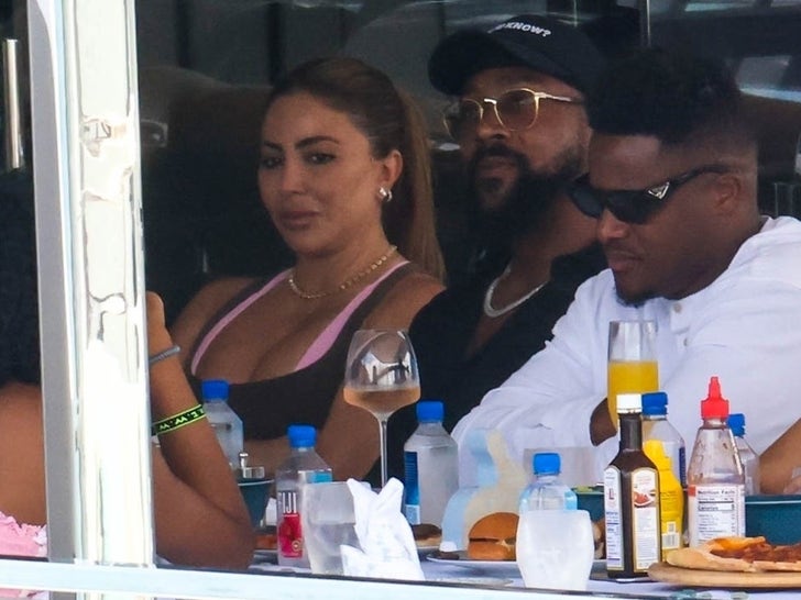 75e3b886679c4cb588df5833e0cc8be2_md 0411-larsa-pippen-marcus-jordan-PDA-yacht-photos-primary-3