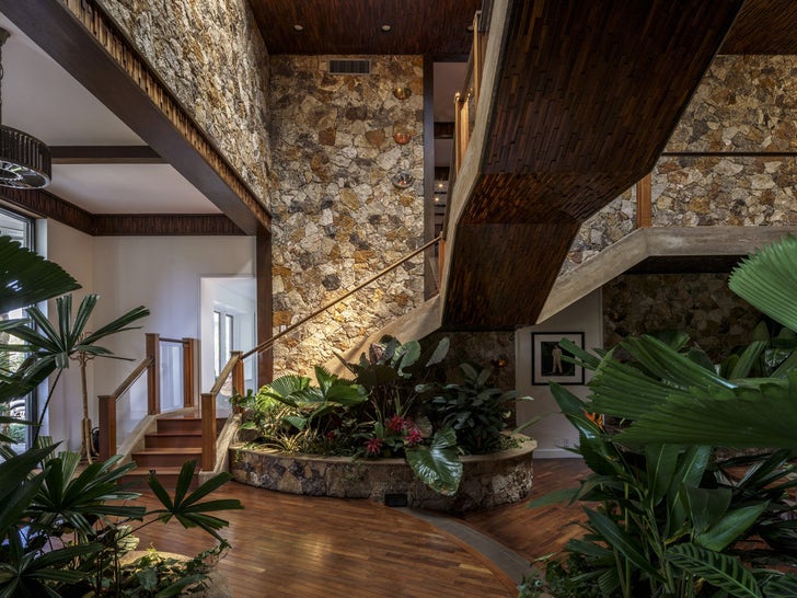 0816-Joe-Jonas-Sophie-Turner-Sell-Miami-House-photos-primary-3