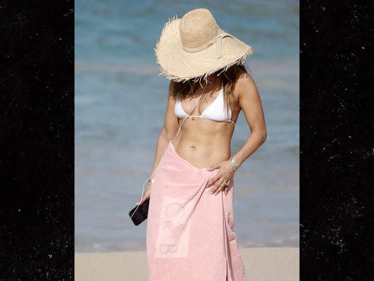 1228-Jennifer-Lopez-Bikini-St-Barts-Photos-primary-1
