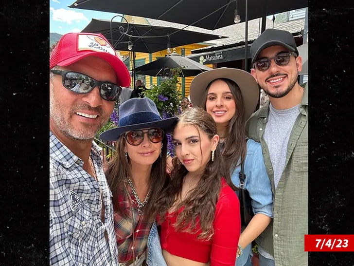 77b4e4c24ac9474abfe2c058d0452d00_md 0707 Kyle Richards and Mauricio Umansky instagram 2