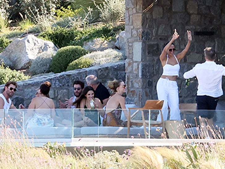 0629-Matt-Damon-Hemsworth-Bros-SUB-3