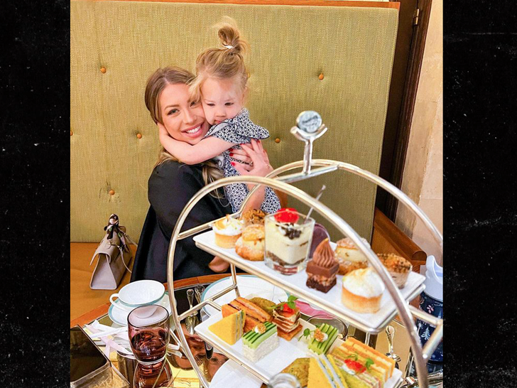 7ceeafd1a3424cbe8232ec777f653ff8_md Stassi Schroeder