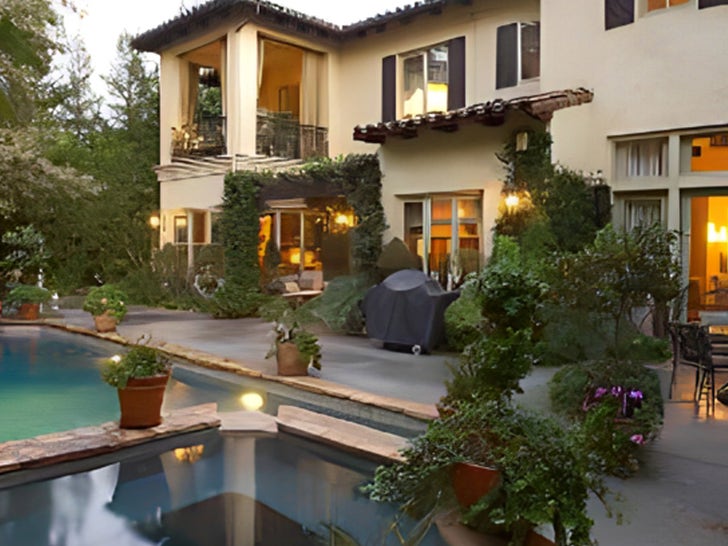 1024-britney-spears-2007-the-summit-house-photos-primary-4