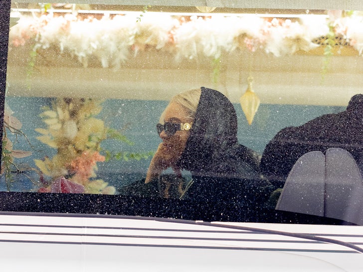 7ee1ee8141894cb0a76314e080fa3412_md 1220-Beyonce-NYC-Bus-SUB