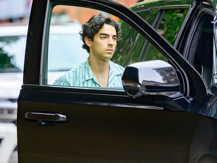 0926 Joe Jonas spends quality time with his daughter Willa backgrid 4
