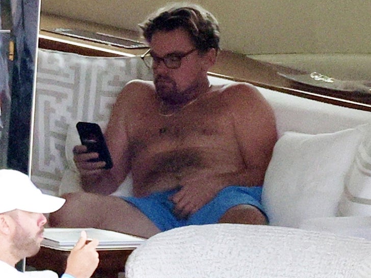 0612-leonardo-dicaprio-yacht-vacation-capri-family-photos-primary-2