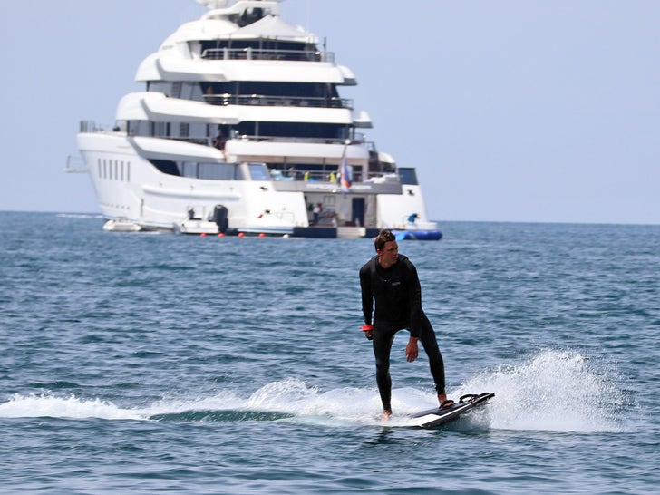 84a0ceec33ae458bb9f9b1ea97ce0f1f_md 0623-Tom-Brady-Yacht-Family-Greece-Photos-primary-3