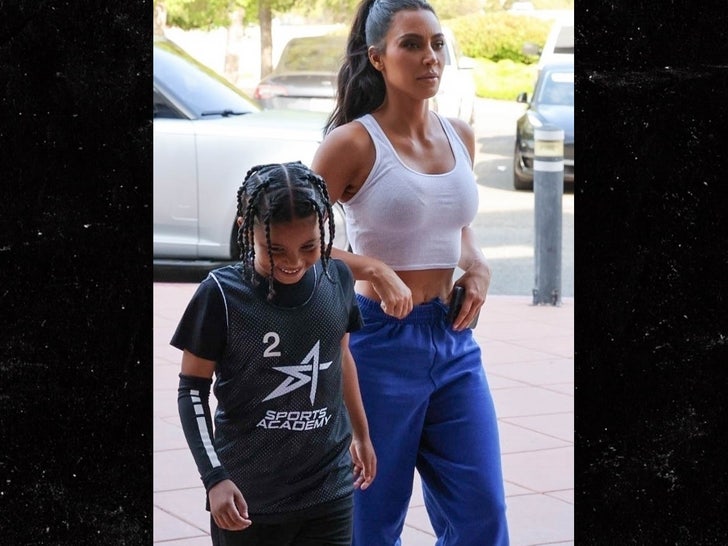 85ed7b007bca45f298335be584d03987_md Kim and Kanye seen arriving at Saint's basketball game