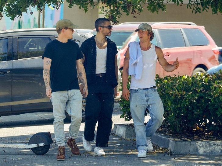 864dec740aee4f398ecbf8005b3dae53_md Jeremy Allen White bg 3