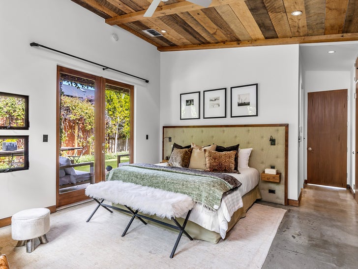 0509-bradley-cooper-venice-beach-house-photos-primary