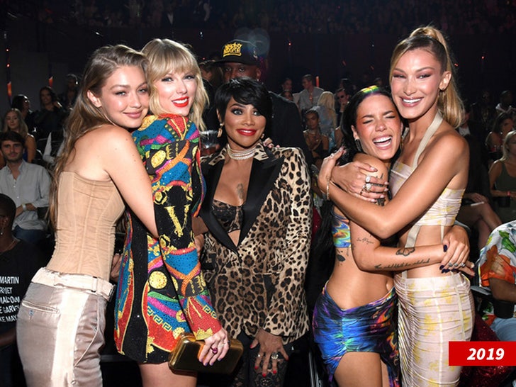 taylor swift with friends