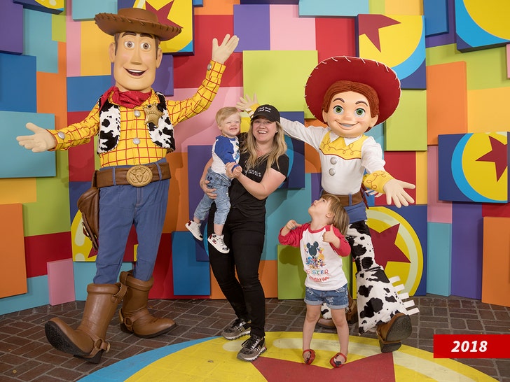 8e11965c58174866a92d80095d56772a_md kelly clarkson family