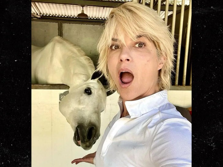 1212-Selma-Blair-Horse-SUB