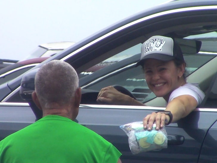 091823-jennifer-garner-care-package-primary-v1