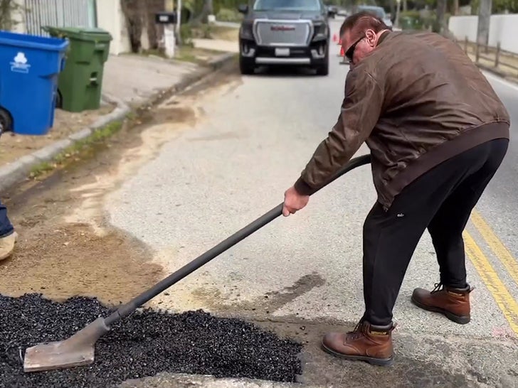 arnold schwarzenegger filling in pot hole