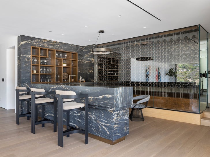 93c797e165844bd2ba5151b6e8f1a7d3_md 0614-Dr-Paul-Nassif-Bel-Air-Home-photos-primary-3