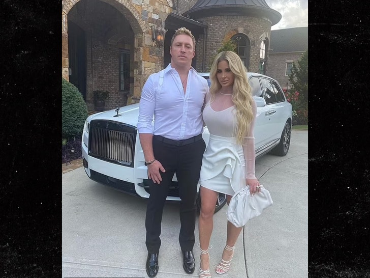 9462198bd8544174bbd1c62830e40827_md Kim Zolciak and husband Kroy Biermann rolls royce insta