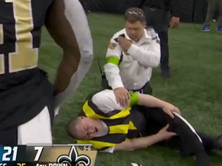 NFL yard marker personnel was injured by alvin kamara twitter 2