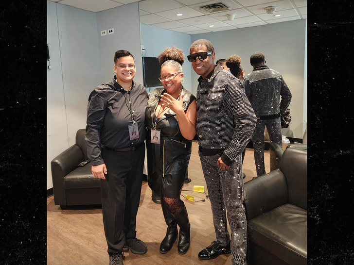 96486d5875b94a759e24bee08c4004d5_md couple engaged with babyface