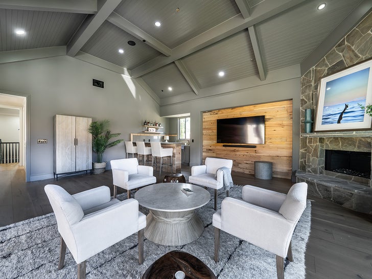 0801-lisa-marie-presley-house-calabasas-photos-primary-2