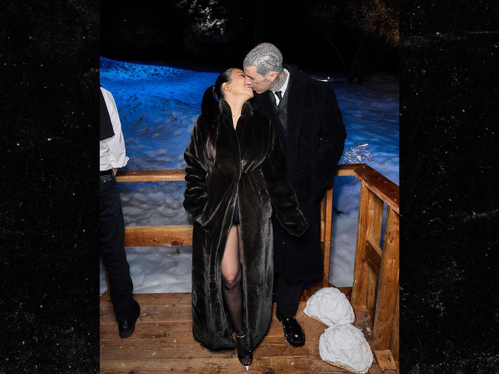 98b65bdf62e3430ca2f8b0e53154fe40_md travis barker and kourtney snow