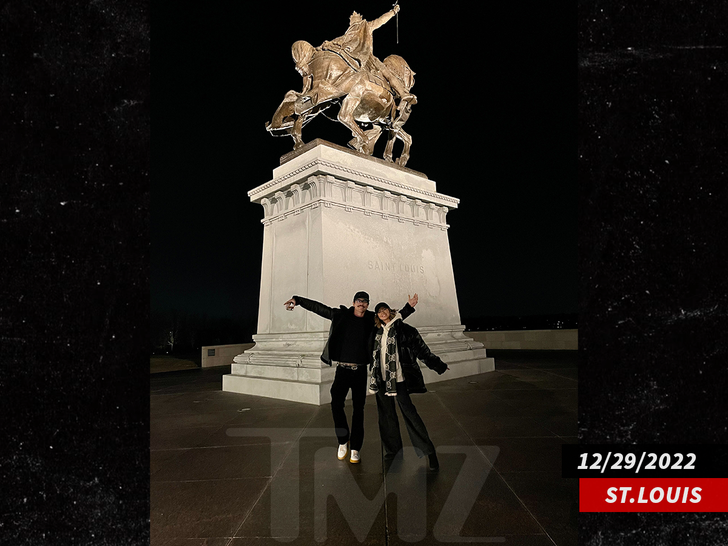 99924fb8653341c89f19238432409fc7_md-4 Tom Sandoval and Raquel Leviss St.Louis art museum