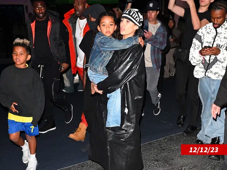 Bianca carrying Chicago