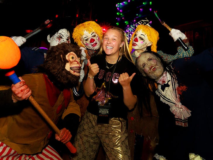 1004-Stars-At-Halloween-Horror-Nights-2023-Sub1