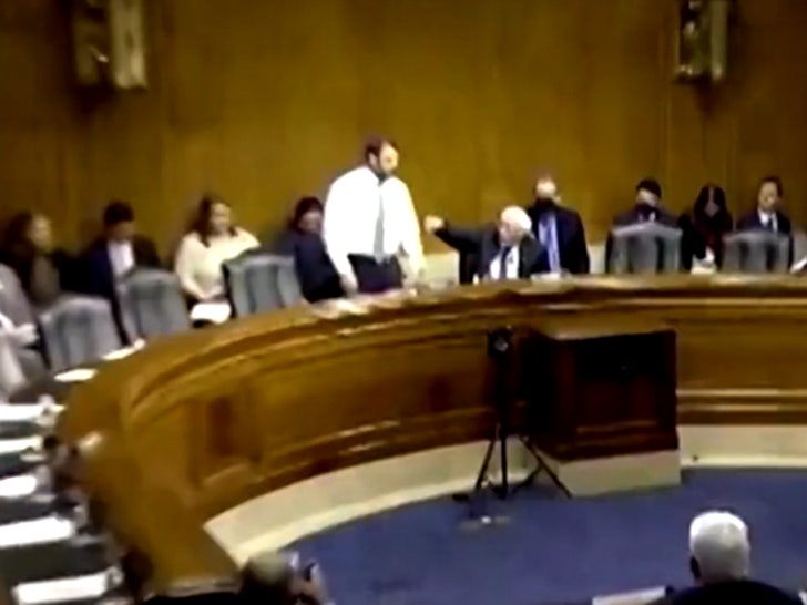 9bd5ef4ce1594fa790273cfa13b6d696_md 111423-markwayne-mullin-standing-primary