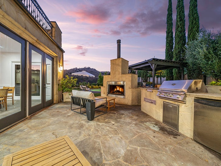 0801-lisa-marie-presley-house-calabasas-photos-primary-5