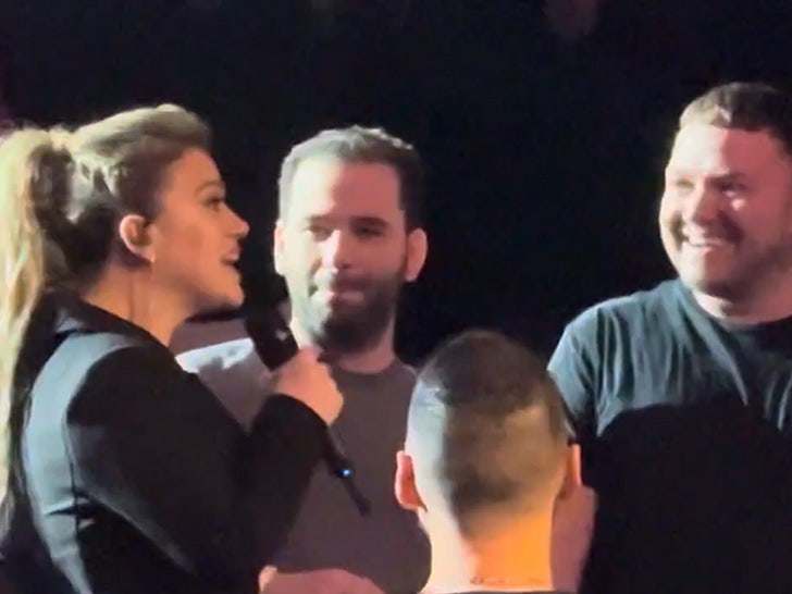 010124_kelly_clarkson-SG2