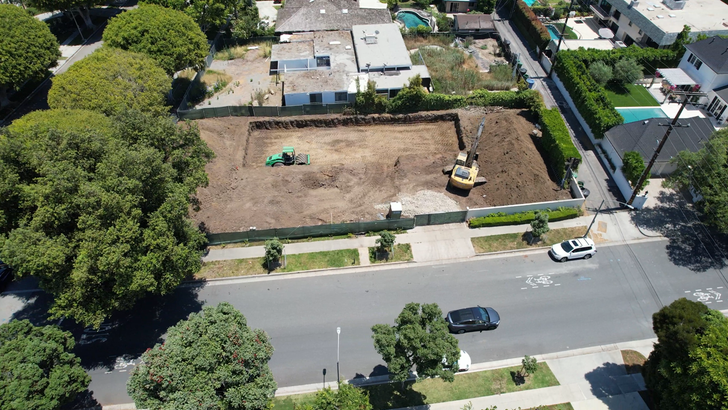 9eaf34cbba5a4069931b44dd6b618f95_md pete davidson house