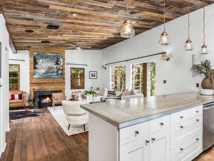 0509-bradley-cooper-venice-beach-house-photos-primary-2