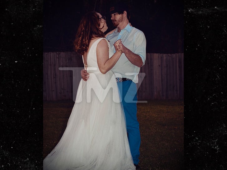 9f6c1ae801594608872051d4e8e00d02_md 0110-Anna-Chickadee-Cardwell-Wedding-SUB-1