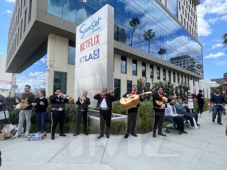 a13521e0e0154dac9e8054f745db085b_md mariachi band comes out to support the writers strike
